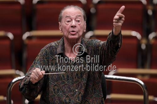 Spanische Dirigent Rafael Frühbeck de Burgos leitet die Dresdner Philharmonie in der Philharmonie Köln (&copy; Thomas Brill)