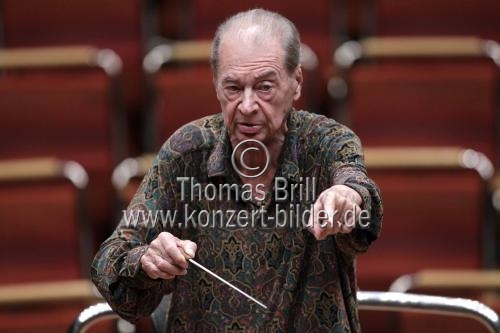 Spanische Dirigent Rafael Frühbeck de Burgos leitet die Dresdner Philharmonie in der Philharmonie Köln (© Thomas Brill)