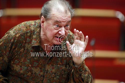 Spanischer Dirigent Rafael Frühbeck de Burgos leitet das WDR Sinfonieorchester Köln in Begleitung des Spanischen Pianisten Josep Colom in der Philharmonie Köln (&copy; Thomas Brill)