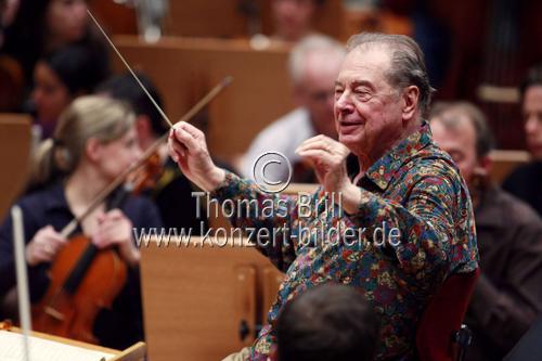 Spanischer Dirigent Rafael Frühbeck de Burgos leitet das WDR Sinfonieorchester Köln in Begleitung des Spanischen Pianisten Josep Colom in der Philharmonie Köln (&copy; Thomas Brill)