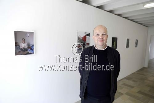 Direktor des Kölnischen Kunstvereins Moritz Wesseler verabschiedet sich mit dem Buch und der Ausstellung von 31 Portraits von Albrecht Fuchs vom Kölnischer Kunstverein - Die Brücke Köln (© Thomas Brill)