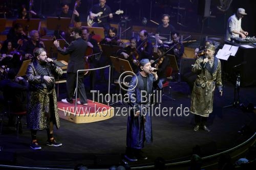 Deutsche Hip-Hop-Gruppe Fünf Sterne deluxe gastieren in Begleitung der Bergischen Symphoniker unter der Leitung von Miki Kekenj auf ihrer 