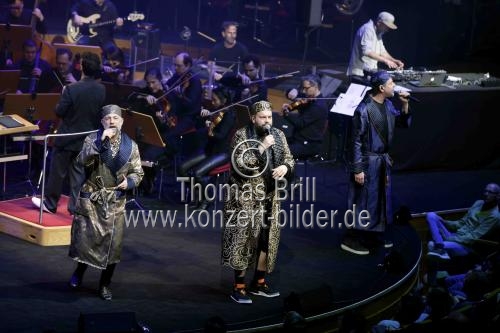 Deutsche Hip-Hop-Gruppe Fünf Sterne deluxe gastieren in Begleitung der Bergischen Symphoniker unter der Leitung von Miki Kekenj auf ihrer 