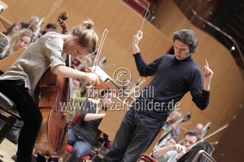 Argentinische Cellistin Sol Gabetta gastiert in Begleitung des London Philharmonic Orchestra unter der Leitung des russischen Dirigenten Vladimir Jurowski in der Philharmonie Köln (© Thomas Brill)