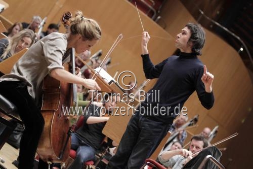 Argentinische Cellistin Sol Gabetta gastiert in Begleitung des London Philharmonic Orchestra unter der Leitung des russischen Dirigenten Vladimir Jurowski in der Philharmonie Köln (© Thomas Brill)