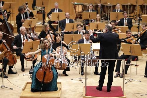 Argentinische Cellistin Sol Gabetta gastiert in Begleitung des Gürzenich-Orchester Köln unter der Leitung des französischen Dirigenten François-Xavier Roth in der Kölner Philharmonie (&copy; Thomas Brill)