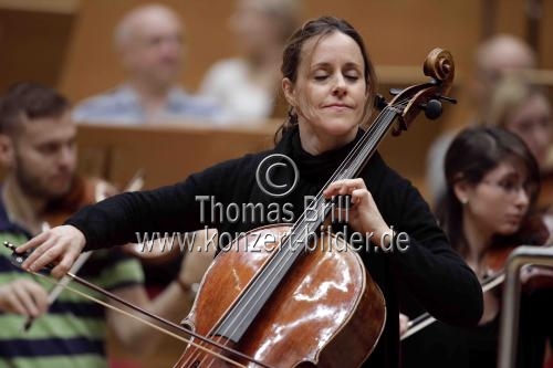 Argentinische Cellistin Sol Gabetta gastiert in Begleitung der Tschechische Philharmonie unter der Leitung des tschechischen Dirigenten Jakub Hrůša in der Philharmonie Köln (&copy; Thomas Brill)