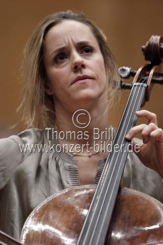 Argentinische Cellistin Sol Gabetta gastiert in Begleitung des London Philharmonic Orchestra unter der Leitung des russischen Dirigenten Vladimir Jurowski in der Philharmonie Köln (© Thomas Brill)
