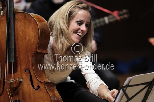 Argentinische Cellistin Sol Gabetta begleitet die Cappella Gabetta in der Philharmonie Köln (© Thomas Brill)