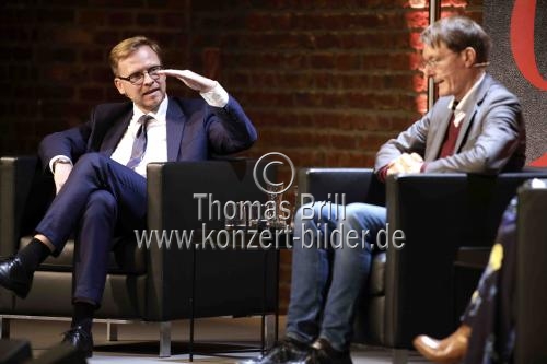 Deutsche Philosoph Markus Gabriel und der deutsche SPD-Politiker Karl Lauterbach reden über das Thema „Vorsicht vs. Risiko? Vom Umgang mit der Pandemie“ im Rahmen der phil.COLOGNE 2021 in den Balloni-Hallen Köln (© Thomas Brill)