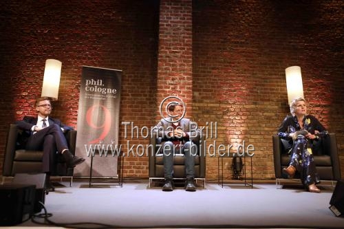 Deutsche Philosoph Markus Gabriel und der deutsche SPD-Politiker Karl Lauterbach reden über das Thema „Vorsicht vs. Risiko? Vom Umgang mit der Pandemie“ im Rahmen der phil.COLOGNE 2021 in den Balloni-Hallen Köln (&copy; Thomas Brill)