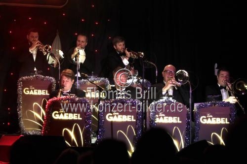 Deutscher Sänger und Entertainer Tom Gaebel gastiert mit seinem Orchester auf seiner 