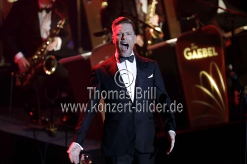 Deutscher Sänger und Entertainer Tom Gaebel gastiert mit seiner Band auf seiner 