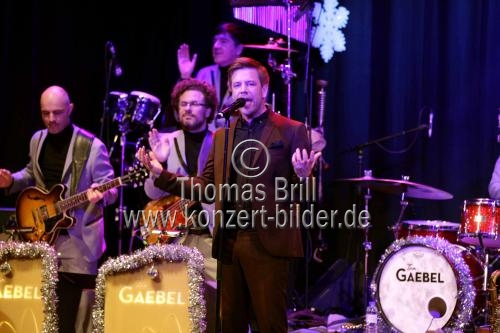 Deutscher Sänger und Entertainer Tom Gaebel gastiert mit seinem Orchester auf seiner 
