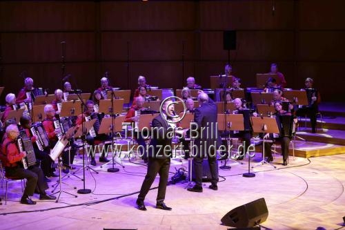 Erstes Kölner Akkordeon-Orchester unter der Leitung von Matthias Hennecke feiert mit seinen Gästen, dem Gesangsensemble 