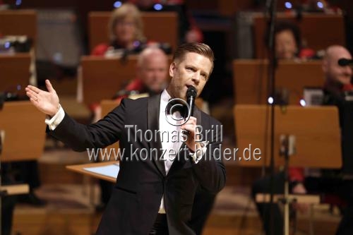 Erstes Kölner Akkordeon-Orchester unter der Leitung von Matthias Hennecke feiert mit seinen Gästen, dem Gesangsensemble 