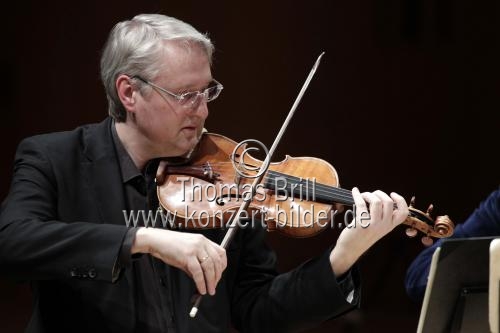 Deutsch Violinist Daniel Gaede leitet die Berliner Barock Solisten in der Philharmonie Köln (© Thomas Brill)