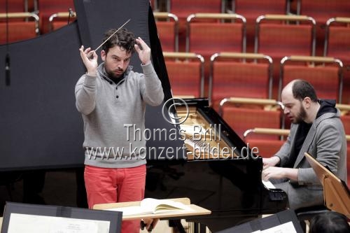 Amerikanische Dirigent James Gaffigan leitet das Gürzenich-Orchester Köln in Begleitung des russischen Pianisten Kirill Gerstein in der Philharmonie Köln (© Thomas Brill)