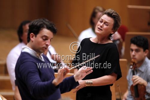 Bulgarischer Mezzosopran Vesselina Kasarova begleitet das Gürzenich-Orchester Köln unter der Leitung des amerikanischen Dirigenten James Gaffigan in der Philharmonie Köln (© Thomas Brill)