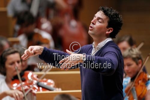 Amerikanische Dirigent James Gaffigan leitet das Gürzenich-Orchester Köln in der Philharmonie Köln (&copy; Thomas Brill)