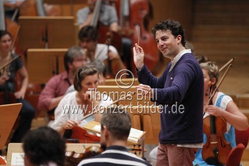 Amerikanische Dirigent James Gaffigan leitet das Gürzenich-Orchester Köln in der Philharmonie Köln (&copy; Thomas Brill)