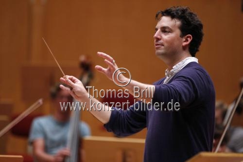 Amerikanische Dirigent James Gaffigan leitet das Gürzenich-Orchester Köln in der Philharmonie Köln (&copy; Thomas Brill)