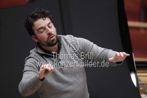 Amerikanische Dirigent James Gaffigan leitet das Gürzenich-Orchester Köln in der Philharmonie Köln (© Thomas Brill)