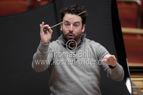 Amerikanische Dirigent James Gaffigan leitet das Gürzenich-Orchester Köln in der Philharmonie Köln (© Thomas Brill)