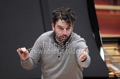 Amerikanische Dirigent James Gaffigan leitet das Gürzenich-Orchester Köln in der Philharmonie Köln (&copy; Thomas Brill)