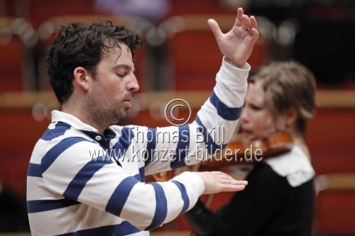 Amerikanische Dirigent James Gaffigan leitet das Gürzenich-Orchester Köln in Begleitung der kanadische Violinistin Leila Josefowicz in der Philharmonie Köln (&copy; Thomas Brill)