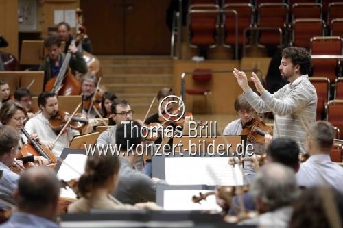 Amerikanische Dirigent James Gaffigan leitet das Gürzenich-Orchester Köln in der Philharmonie Köln (&copy; Thomas Brill)