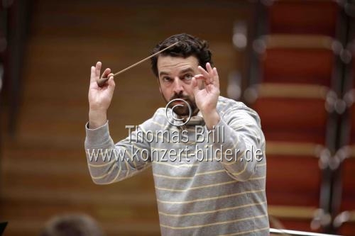 Amerikanische Dirigent James Gaffigan leitet das Gürzenich-Orchester Köln in der Philharmonie Köln (© Thomas Brill)