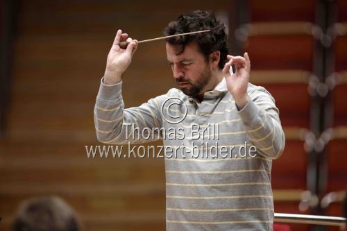 Amerikanische Dirigent James Gaffigan leitet das Gürzenich-Orchester Köln in der Philharmonie Köln (© Thomas Brill)