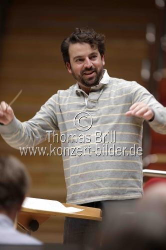 Amerikanische Dirigent James Gaffigan leitet das Gürzenich-Orchester Köln in der Philharmonie Köln (&copy; Thomas Brill)