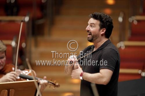 Amerikanische Dirigent James Gaffigan leitet das Symphonieorchester des Bayerischen Rundfunks in der Philharmonie Köln (&copy; Thomas Brill)