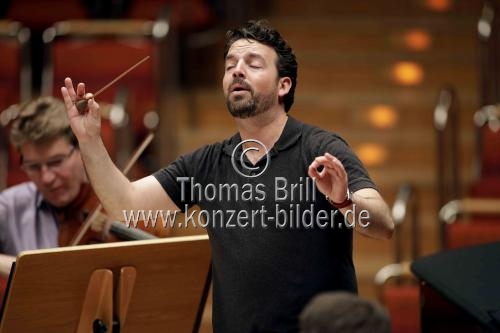 Amerikanische Dirigent James Gaffigan leitet das Symphonieorchester des Bayerischen Rundfunks in der Philharmonie Köln (&copy; Thomas Brill)