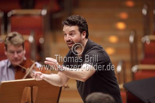 Amerikanische Dirigent James Gaffigan leitet das Symphonieorchester des Bayerischen Rundfunks in der Philharmonie Köln (&copy; Thomas Brill)