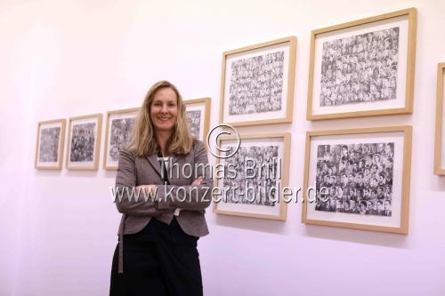 Geschäftsführerin der Gesellschaft für Moderne Kunst am Museum Ludwig Pia Gamon in der Ausstellung des Wolfgang-Hahn-Preisträgers 2021 Marcel Odenbach im Museum Ludwig Köln (&copy; Thomas Brill)