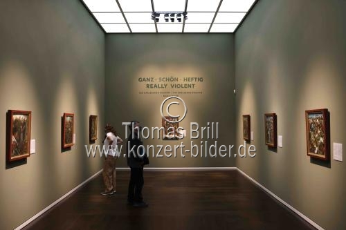 Die Sonderschau „Ganz • Schön • Heftig“ zeigt vom 08. April 2022 bis 16. April 2023 sieben Tafelbilder der legendären „Karlsruher Passion“ im Wallraf-Richartz-Museum Köln (&copy; Thomas Brill)