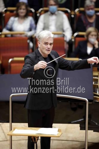 Britische Dirigent Edward Gardner leitet das London Philharmonic Orchestra in der Kölner Philharmonie (&copy; Thomas Brill)