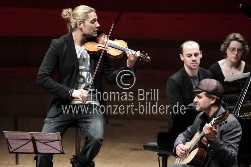 Deutsch/amerikanischer Violinist David Garrett gastiert in Begleitung des französischen Pianisten Julien Quentin und des Gitarristen Marcus Wolf auf seiner 