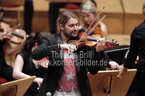 Deutsch/amerikanischer Violinist David Garrett gastiert in Begleitung des Verbier Festival Orchestra unter der Leitung des österreichische Geigers Christoph Koncz auf seiner 