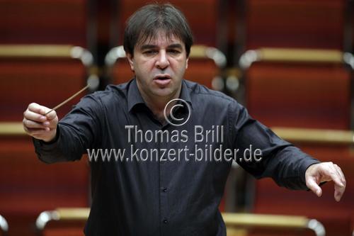 Italienischer Dirigent Daniele Gatti leitet die Wiener Philharmoniker in der Philharmonie Köln (&copy; Thomas Brill)