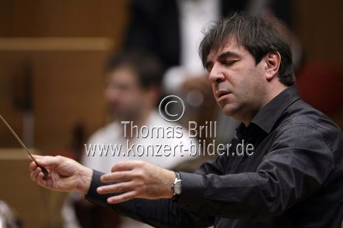 Italienischer Dirigent Daniele Gatti leitet die Wiener Philharmoniker in der Philharmonie Köln (&copy; Thomas Brill)