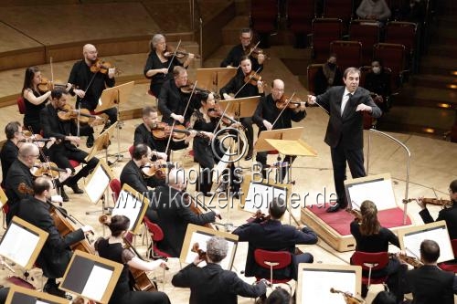 Italienischer Dirigent Daniele Gatti leitet das Mahler Chamber Orchestra in der Kölner Philharmonie  (&copy; Thomas Brill)