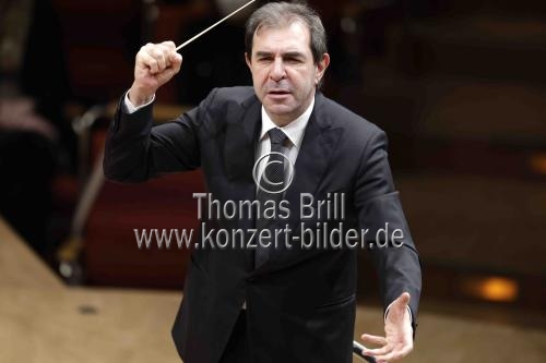 Italienischer Dirigent Daniele Gatti leitet das Mahler Chamber Orchestra in der Kölner Philharmonie  (&copy; Thomas Brill)