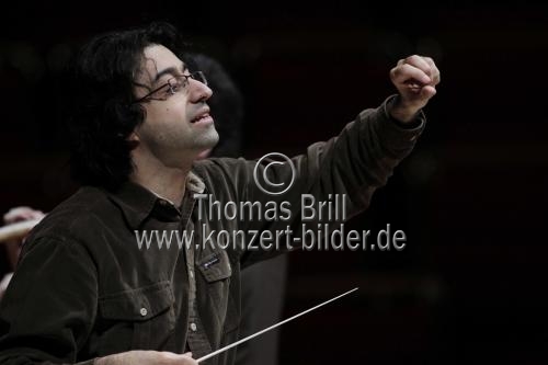 Armenischer Dirigent Ruben Gazarian leitet das Wrttembergisches Kammerorchester Heilbronn in Begleitung des deutsch-franzsischen Violinisten Michael Barenboim in der Philharmonie Kln (© Thomas Brill)