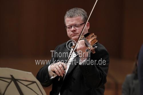 Amerikanische Dirigent Erik Nielsen leitet des Klner Kammerorchester in Begleitung des deutschen Violinisten Florian Geldsetzer in der Philharmonie Kln (© Thomas Brill)