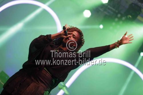 Deutsche Reggae-Musiker Gentleman gastiert mit seiner Band The Evolution auf seiner 