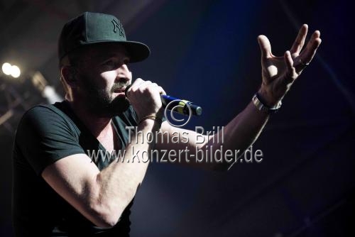 Deutsche Reggae- und Dancehall-Musiker Gentleman gastiert mit Freunden auf seinem 